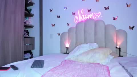 Snapshot of naomiasha_ chatting on September 18, 2:32 am online show from September 18, 2:32 am