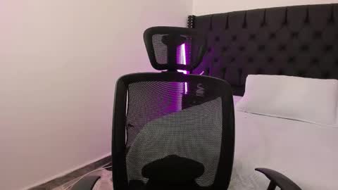 Naomi Frost online show from December 17, 2:43 pm