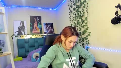 naomy online show from December 14, 8:08 pm