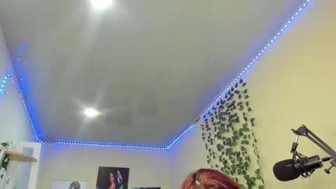 naomy online show from December 18, 8:47 pm