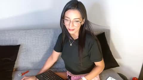 Snapshot of nat4youlove chatting on February 5, 2:19 am nathalia online show from February 5, 2:19 am