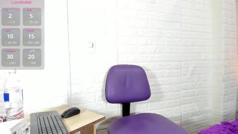 Snapshot of natalia_kiss01 chatting on October 17, 11:19 pm Natalia Kiss online show from October 17, 11:19 pm