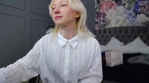 Snapshot of natalie_bitton chatting on March 10, 6:49 am Natalie online show from March 10, 6:49 am