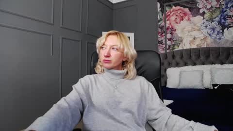 Snapshot of natalie_bitton chatting on December 15, 7:57 am Natalie online show from December 15, 7:57 am