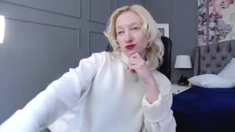Snapshot of natalie_bitton chatting on February 20, 7:23 am Natalie online show from February 20, 7:23 am