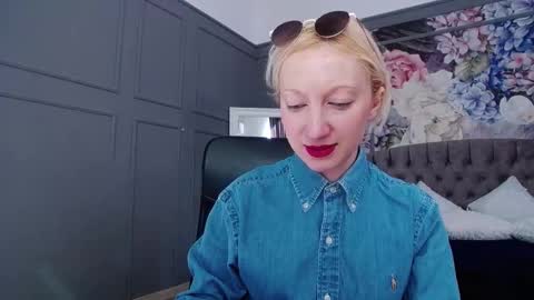 Snapshot of natalie_bitton chatting on March 8, 7:24 am Natalie online show from March 8, 7:24 am