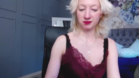 Snapshot of natalie_bitton chatting on January 18, 8:31 am Natalie online show from January 18, 8:31 am