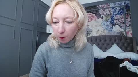 Snapshot of natalie_bitton chatting on February 7, 7:50 am Natalie online show from February 7, 7:50 am