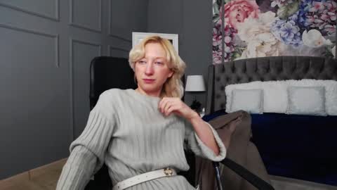 Snapshot of natalie_bitton chatting on December 14, 7:29 am Natalie online show from December 14, 7:29 am