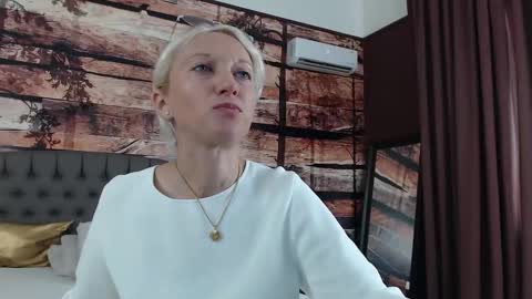 Snapshot of natalie_bitton chatting on September 11, 11:32 am Natalie online show from September 11, 11:32 am