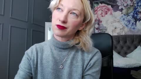 Snapshot of natalie_bitton chatting on December 7, 8:00 am Natalie online show from December 7, 8:00 am