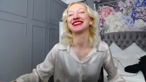 Snapshot of natalie_bitton chatting on January 20, 8:41 am Natalie online show from January 20, 8:41 am