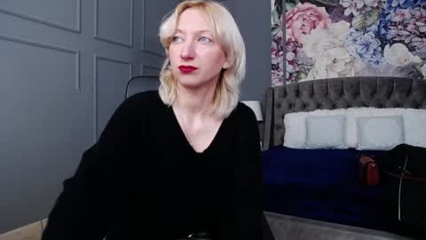 Snapshot of natalie_bitton chatting on December 13, 7:59 am Natalie online show from December 13, 7:59 am