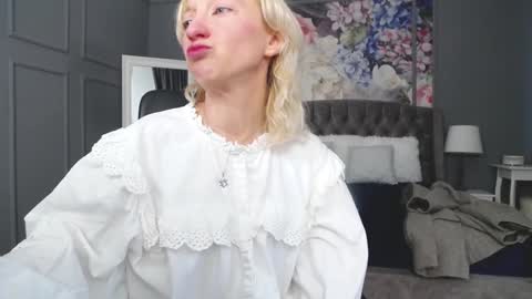 Snapshot of natalie_bitton chatting on January 27, 7:03 am Natalie online show from January 27, 7:03 am