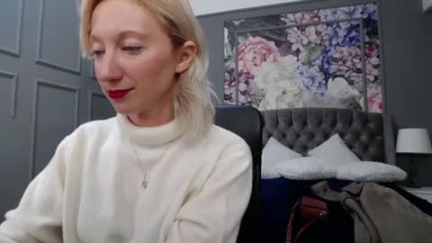 Snapshot of natalie_bitton chatting on December 24, 7:39 am Natalie online show from December 24, 7:39 am