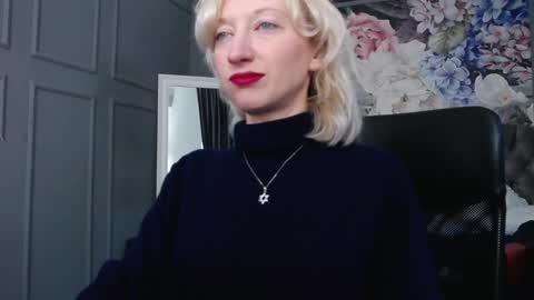 Snapshot of natalie_bitton chatting on December 20, 7:22 am Natalie online show from December 20, 7:22 am