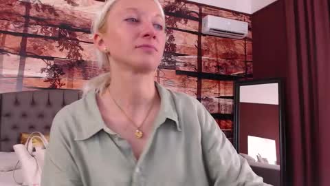 Snapshot of natalie_bitton chatting on September 15, 10:45 am Natalie online show from September 15, 10:45 am
