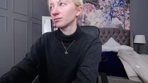 Snapshot of natalie_bitton chatting on February 19, 8:22 am Natalie online show from February 19, 8:22 am