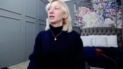 Snapshot of natalie_bitton chatting on December 4, 9:29 am Natalie online show from December 4, 9:29 am