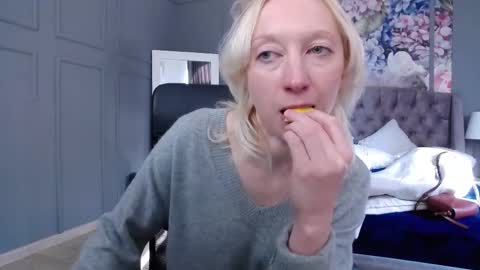 Snapshot of natalie_bitton chatting on February 14, 9:03 am Natalie online show from February 14, 9:03 am