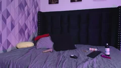 Snapshot of naturaltitss_ chatting on January 2, 5:35 am Gwen online show from January 2, 5:35 am