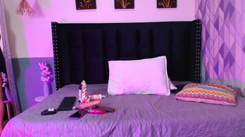 Snapshot of naturaltitss_ chatting on January 23, 8:02 pm Gwen online show from January 23, 8:02 pm