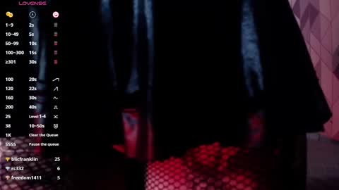 Snapshot of naturaltitss_ chatting on February 25, 8:00 pm Gwen online show from February 25, 8:00 pm