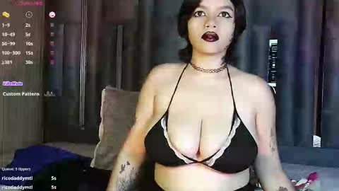 Snapshot of naturaltitss_ chatting on September 19, 7:46 pm Gwen online show from September 19, 7:46 pm