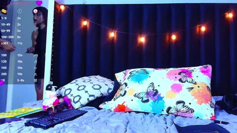 Snapshot of naturaltitss_ chatting on February 5, 7:53 pm Gwen online show from February 5, 7:53 pm