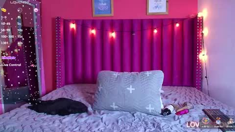 Snapshot of naturaltitss_ chatting on January 6, 12:35 pm Gwen online show from January 6, 12:35 pm