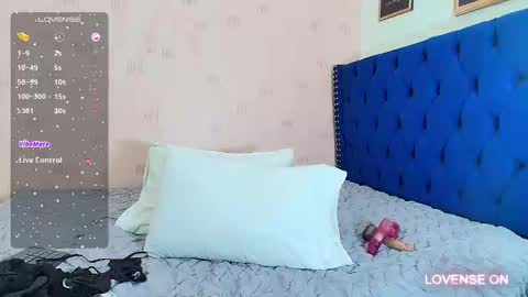 Snapshot of naturaltitss_ chatting on December 7, 12:24 pm Gwen online show from December 7, 12:24 pm