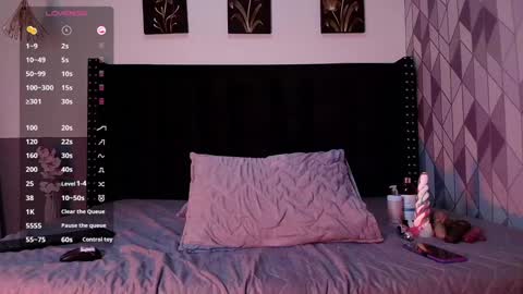 Snapshot of naturaltitss_ chatting on February 1, 6:40 pm Gwen online show from February 1, 6:40 pm