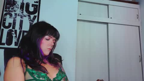 Em  please help me reach 100 thumbs up 3 online show from October 5, 10:48 pm