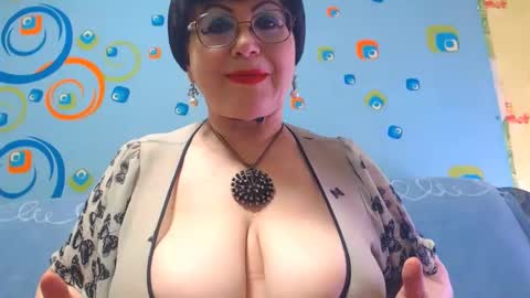 Snapshot of naughtymomxxx chatting on January 27, 6:41 am OldKinkyMILF online show from January 27, 6:41 am