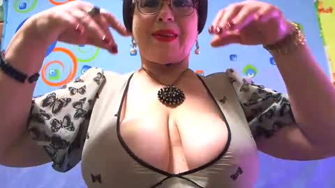 Snapshot of naughtymomxxx chatting on January 6, 6:47 am OldKinkyMILF online show from January 6, 6:47 am