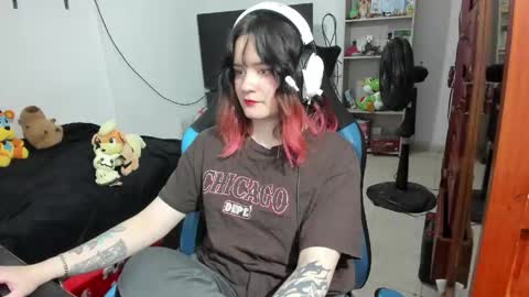 Geek Nicole    im Neeko UwU online show from April 18, 7:07 pm