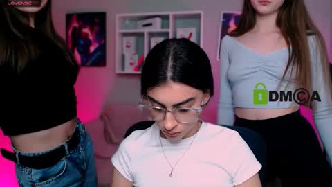 Snapshot of nekky_mouse chatting on September 18, 2:04 pm Meow online show from September 18, 2:04 pm