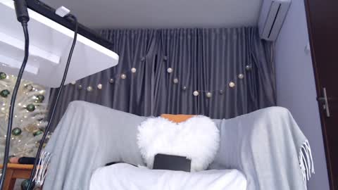 Snapshot of newamore chatting on December 9, 8:01 pm Im Ana ntmu...Please dontt forget to give thump up and follow me kiss online show from December 9, 8:01 pm