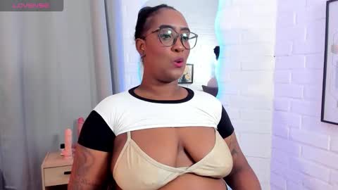 Snapshot of niafire chatting on October 4, 7:36 am Nia online show from October 4, 7:36 am