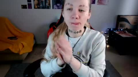 nica_kawaii online show from April 2, 6:44 am