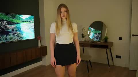 Mia online show from September 18, 7:45 pm