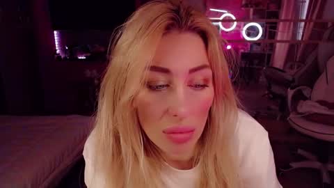 Snapshot of nicole_g0ld_ chatting on October 28, 10:10 am Nicole online show from October 28, 10:10 am