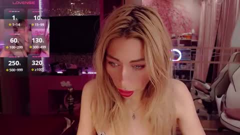 Snapshot of nicole_g0ld_ chatting on October 19, 12:56 am Nicole online show from October 19, 12:56 am