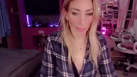 Snapshot of nicole_g0ld_ chatting on September 19, 2:21 am Nicole online show from September 19, 2:21 am