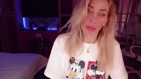 Snapshot of nicole_g0ld_ chatting on October 26, 11:33 pm Nicole online show from October 26, 11:33 pm