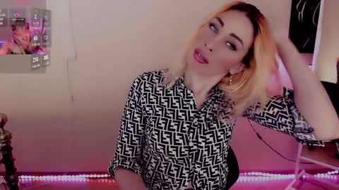 Snapshot of nicole_g0ld_ chatting on February 22, 10:59 pm Nicole online show from February 22, 10:59 pm