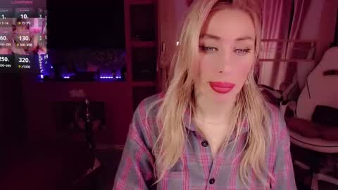 Snapshot of nicole_g0ld_ chatting on September 28, 10:15 pm Nicole online show from September 28, 10:15 pm