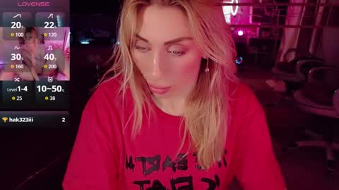 Snapshot of nicole_g0ld_ chatting on October 17, 11:19 pm Nicole online show from October 17, 11:19 pm