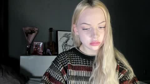 Snapshot of nicole_yo chatting on January 8, 5:27 am Mary online show from January 8, 5:27 am