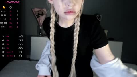 Snapshot of nicole_yo chatting on December 15, 2:52 am Mary online show from December 15, 2:52 am